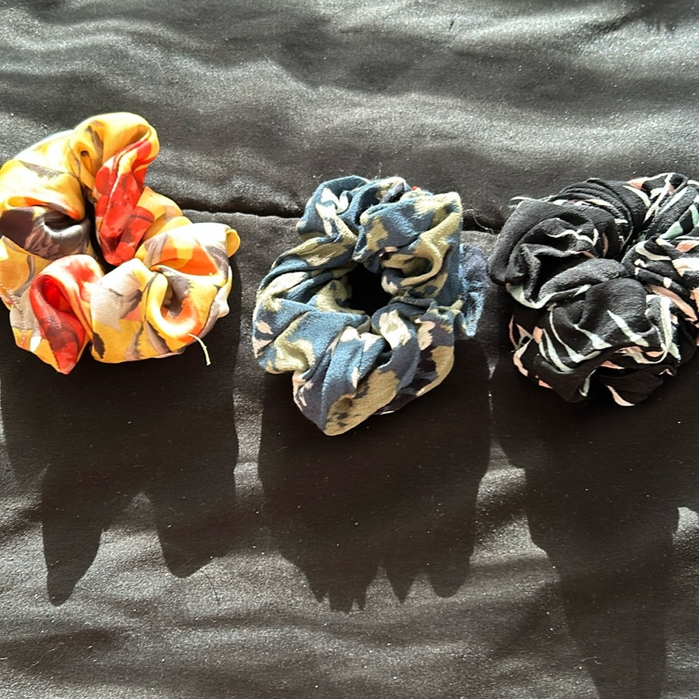 Pack of 3 floral scrunchies🪷